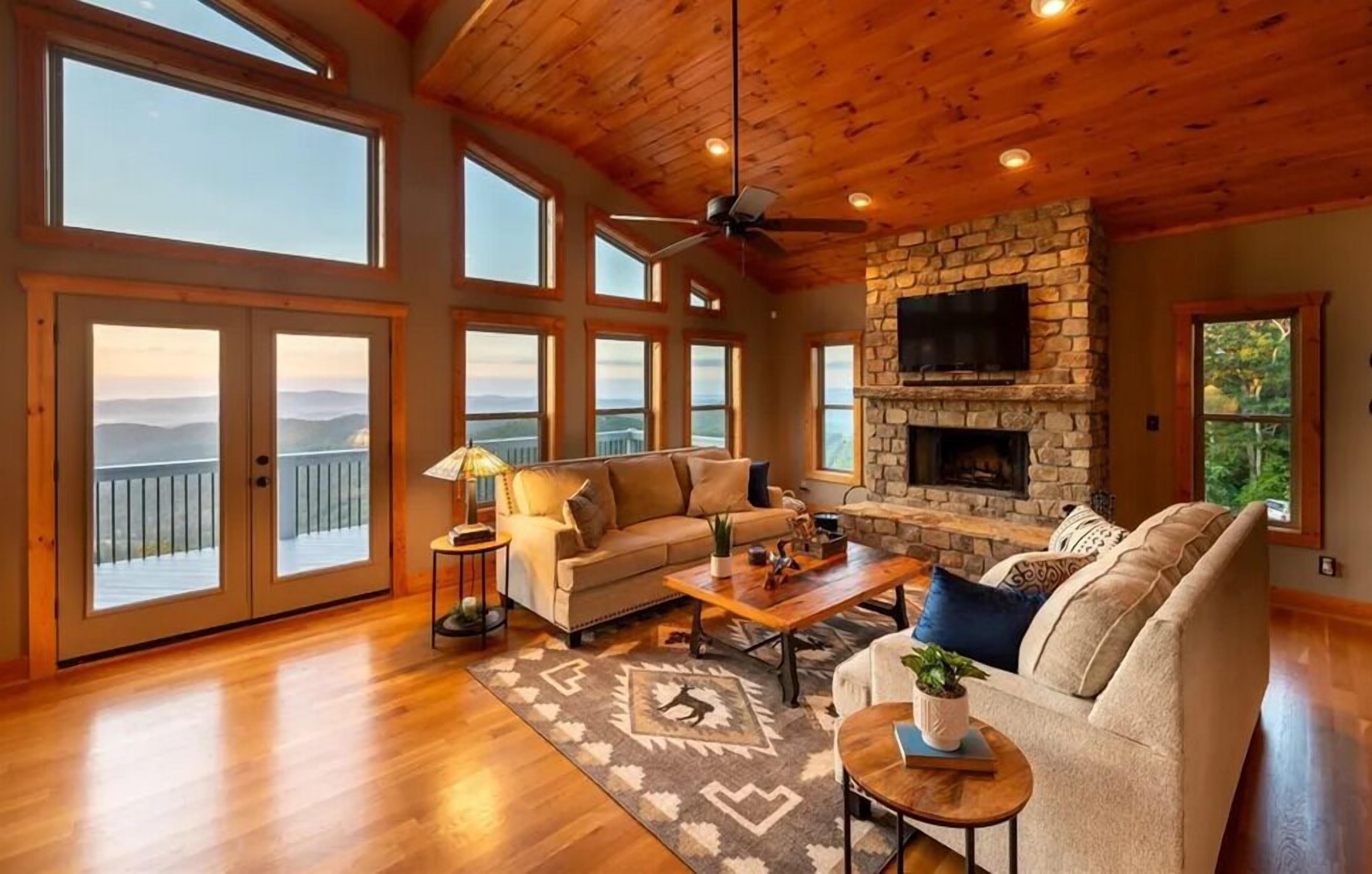 Smart TV, chimenea y libros 