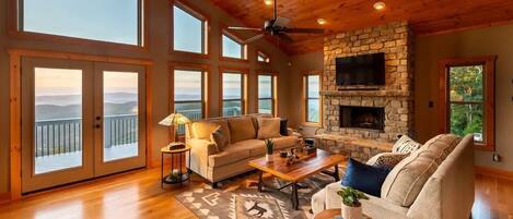 Smart TV, chimenea y libros