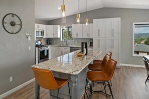 Private kitchen - Red Rock Views + Hot Tub + Hiking + Biking + Sedona Escape (Sedona)