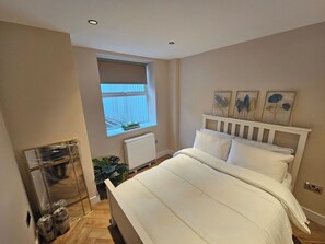 Tabla de planchar con plancha, wifi y ropa de cama 