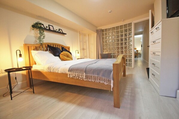 3 bedrooms, iron/ironing board, WiFi, bed sheets