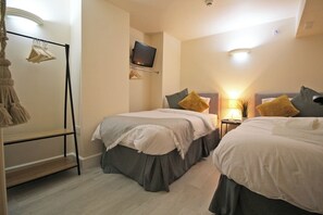 3 bedrooms, iron/ironing board, WiFi, bed sheets - Central 3 BR Home with Private Courtyard (Ely)