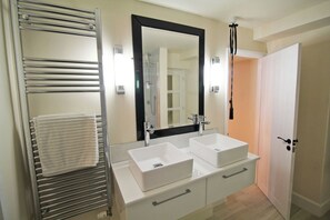 Hair dryer, towels - Central 3 BR Home with Private Courtyard (Ely)