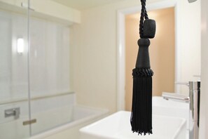 Hair dryer, towels - Central 3 BR Home with Private Courtyard (Ely)