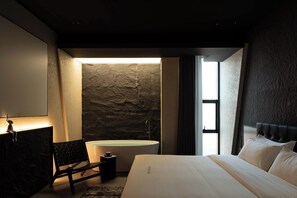 Escritorio, cortinas blackout y tabla de planchar con plancha 