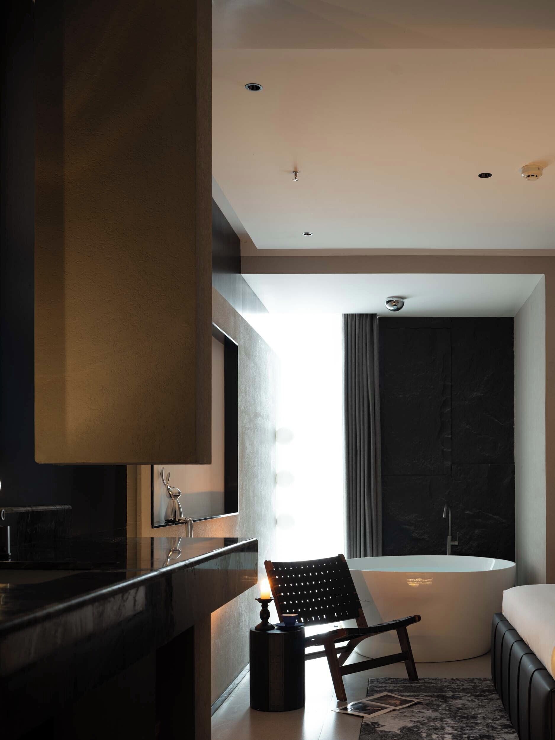 Une salle de bain moderne avec une baignoire, un meuble-lavabo et un miroir.