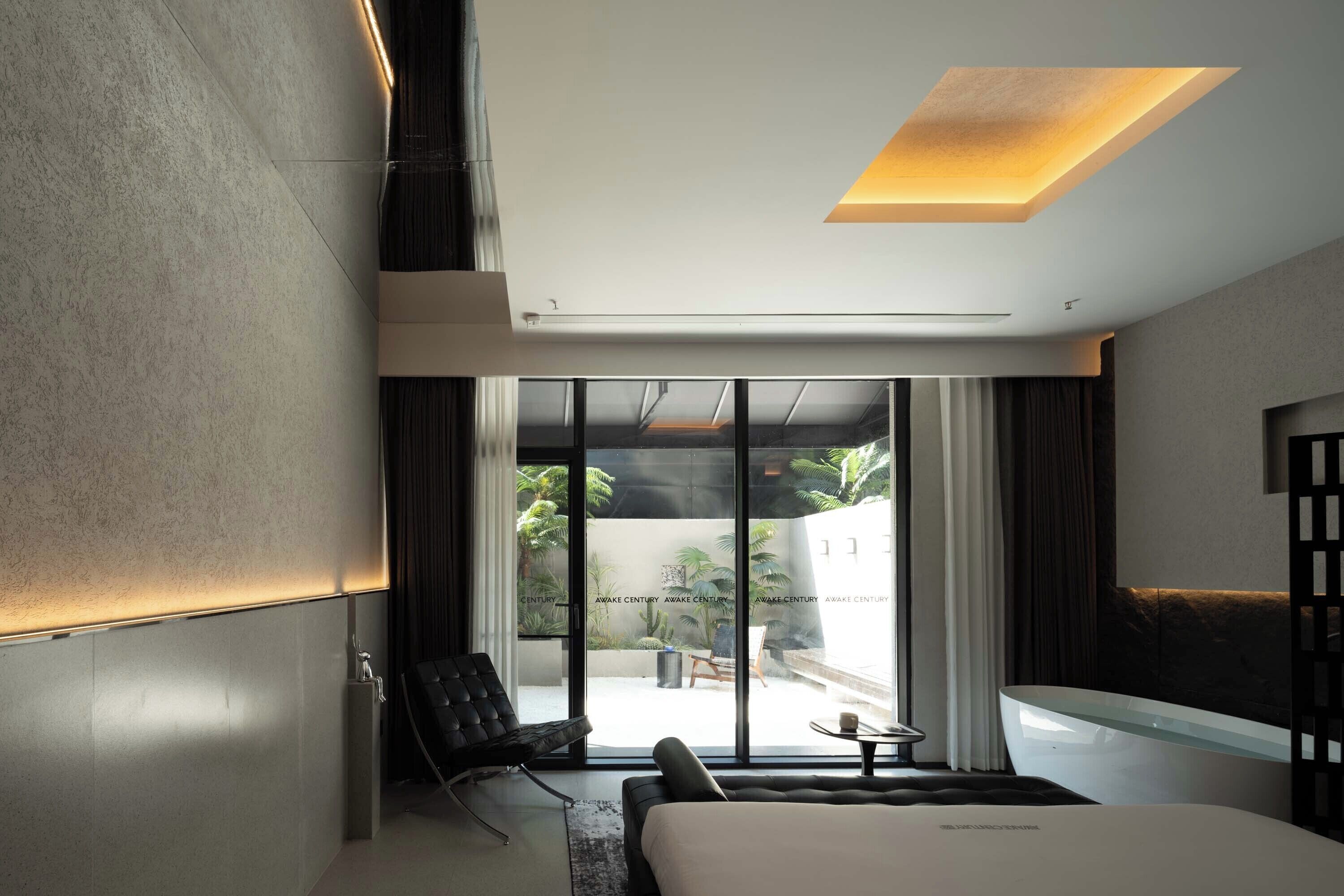 Signature Suite | Desk, blackout drapes, iron/ironing board, free WiFi