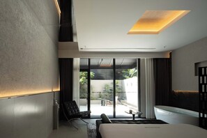 Escritorio, cortinas blackout y tabla de planchar con plancha 