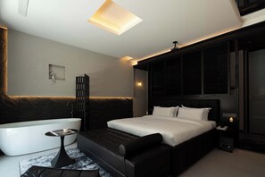 Phòng Suite có thiết kế đặc trưng | Bàn, màn/rèm cản sáng, bàn ủi/dụng cụ ủi quần áo 