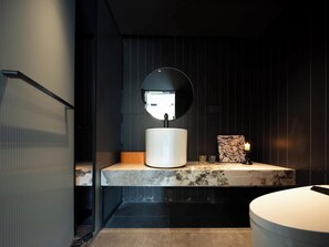 Suite Signature | Baño | Secador de pelo, zapatillas, toallas y champú