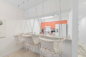 冷蔵庫、電子レンジ、オーブン、コンロ