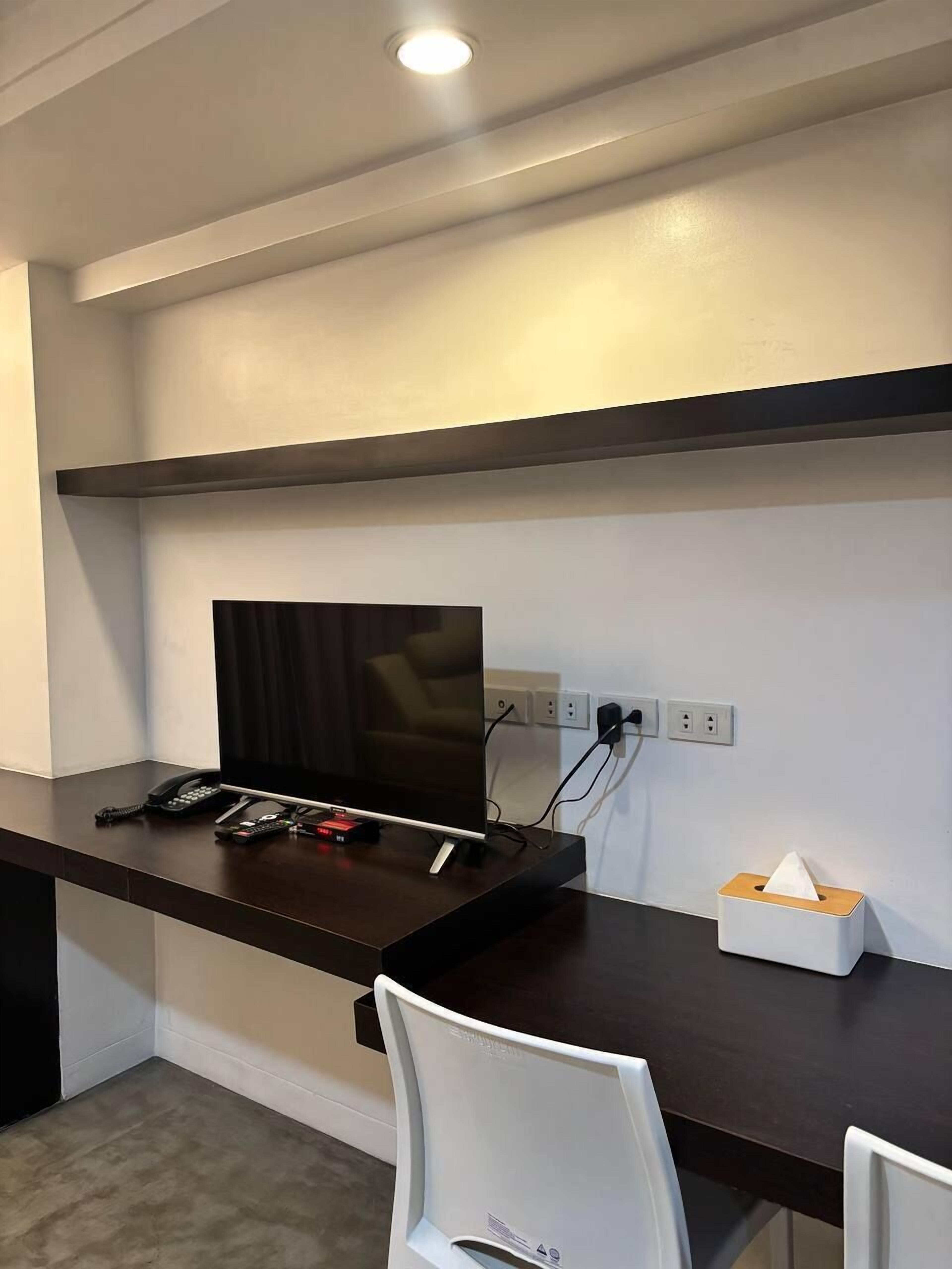 Muebles diferentes, tabla de planchar con plancha y wifi gratis 