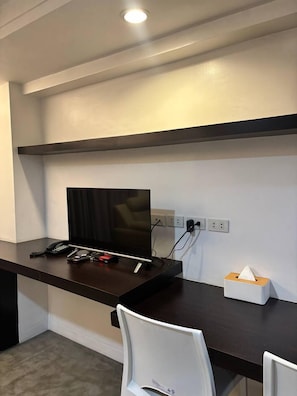 Individually furnished, iron/ironing board, free WiFi, bed sheets - 5880 Enriquez Residences (Makati)