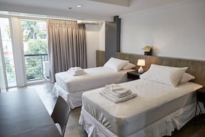 Individually furnished, iron/ironing board, free WiFi, bed sheets - 5880 Enriquez Residences (Makati)