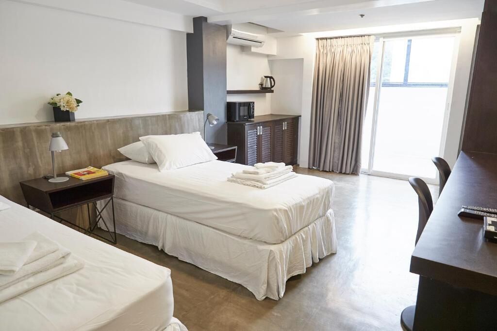 ベーシック スタジオ シングルベッド 2 台 バルコニー シティビュー | 客室ごとに異なるインテリア、アイロン / アイロン台、WiFi (無料)、ベッドシーツ