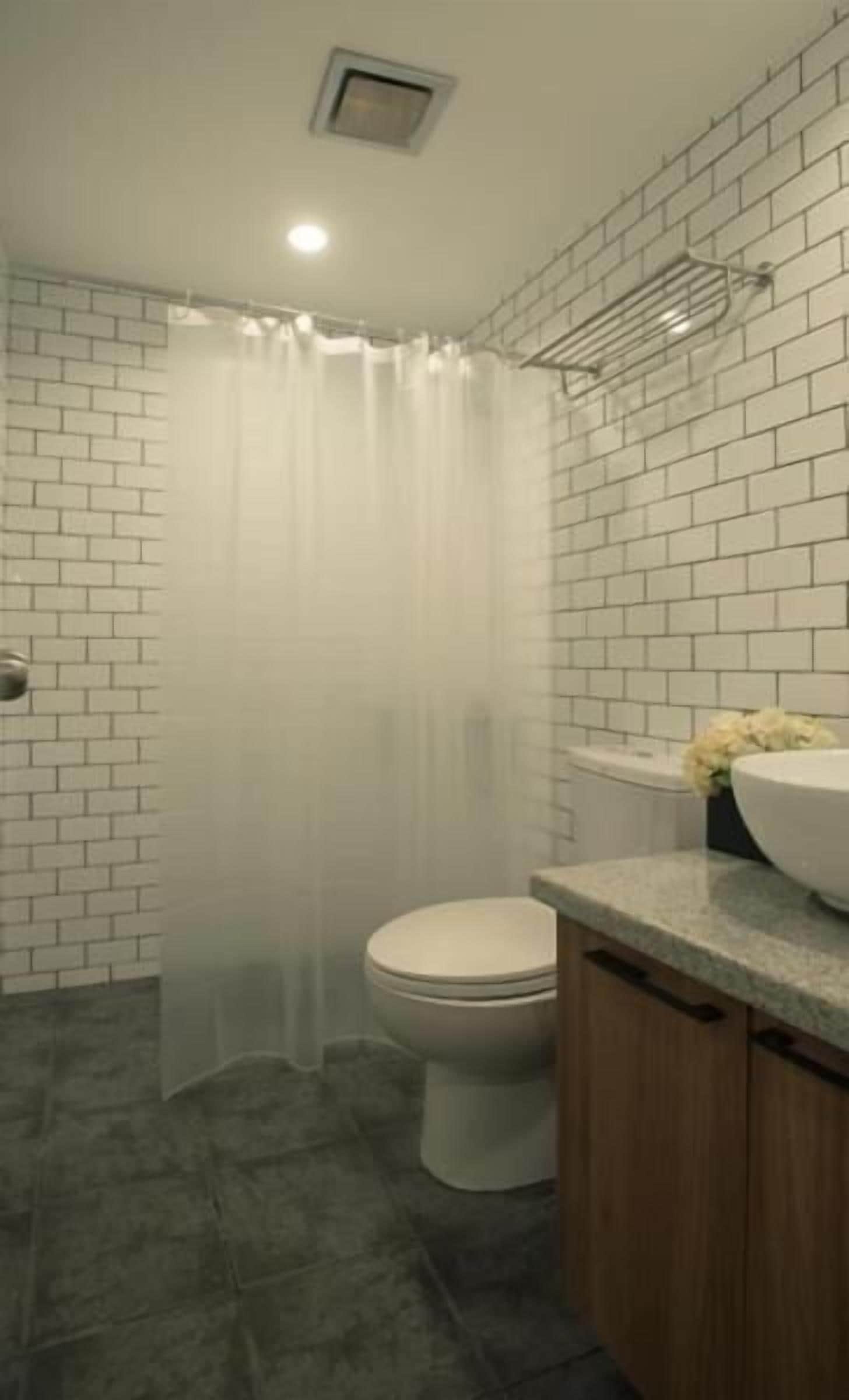 Apartamento familiar, varias camas, vistas a la ciudad | Baño | Ducha, artículos de higiene personal gratuitos, secador de pelo y bidé