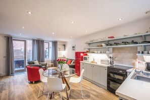 Micro-ondes, four, lave-vaisselle, grille-pain