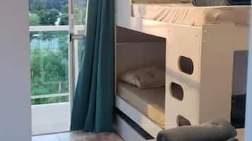 Casa, balcón, vistas al jardín | Cortinas opacas y wifi gratis