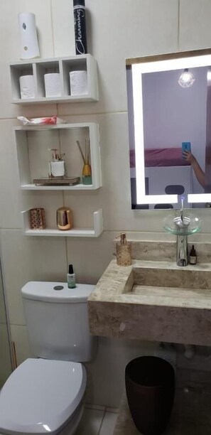 Nhà, ban công, quang cảnh vườn | Phòng tắm | Buồng tắm vòi sen, khăn tắm, giấy vệ sinh 