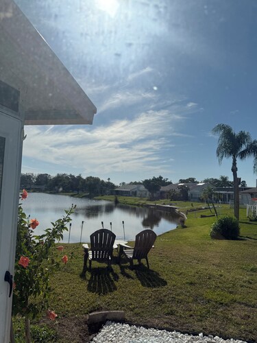 Spacious 4-bedroom waterfront house in peaceful Holiday with AC