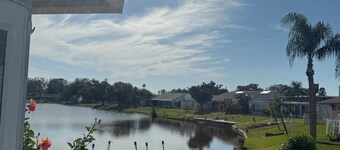 Spacious 4-bedroom waterfront house in peaceful Holiday with AC