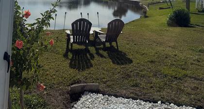 Spacious 4-bedroom waterfront house in peaceful Holiday with AC