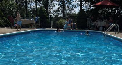 Spacious 4-bedroom waterfront house in peaceful Holiday with AC