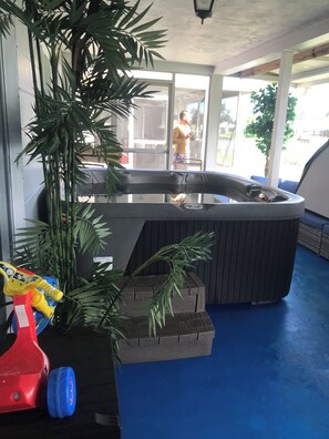 Children’s area - Spacious 4-bedroom waterfront house in peaceful Holiday with AC (Holiday)