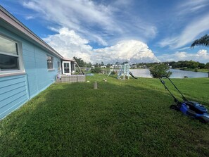 Property grounds - Waterfront Large Efficiency Room in peaceful Holiday Home with AC TV WiFi (Holiday)