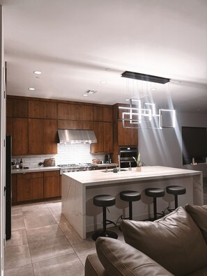 Private kitchen - Quiet Family Villa with Pool and Home Gym (Peoria)