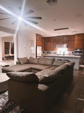 Living area - Quiet Family Villa with Pool and Home Gym (Peoria)