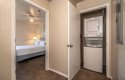 Top Floor - Spacious 2 Bed - Reserved Parking