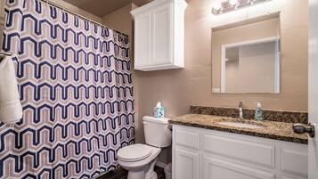 Een haardroger, handdoeken, zeep, toiletpapier