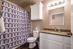 Een haardroger, handdoeken, zeep, toiletpapier