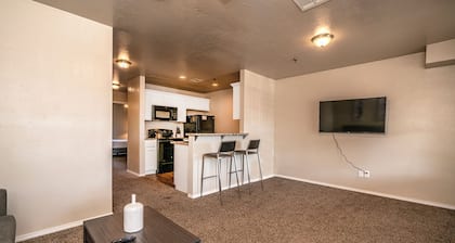 Top Floor - Spacious 2 Bed - Reserved Parking