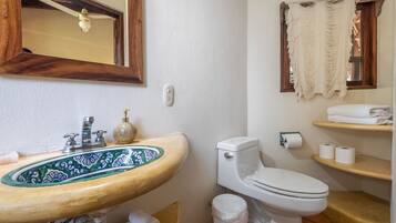 Chuveiro, secador de cabelo, toalhas de banho, sabonete