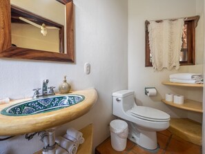 Chuveiro, secador de cabelo, toalhas de banho, sabonete