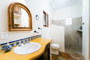 Shower, hair dryer, towels, soap - Villa Cielo Amare Las Villas Heated Saltwater Pool (Sayulita)
