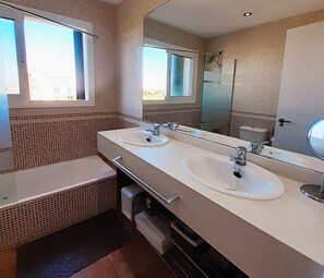 Bathroom - Sa Calma Esventada - 5 minutes walking to beach (S'Arenal D'En Castell (Menorca) (Urbanitzacio))