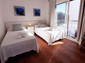 3 bedrooms, travel cot, free WiFi, bed sheets - Sa Calma Esventada - 5 minutes walking to beach (S'Arenal D'En Castell (Menorca) (Urbanitzacio))