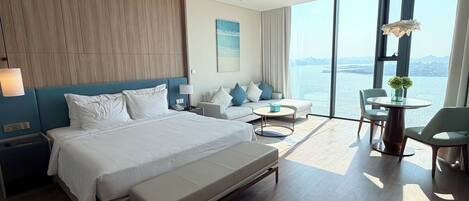 Luksushuoneisto, rantanäköala | Tallelokero huoneessa, silitysrauta/-lauta, ilmainen Wi-Fi