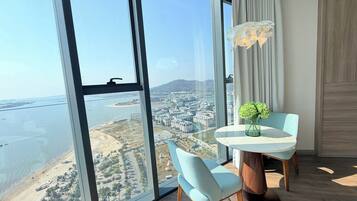 Apartamento de lujo, vistas a la playa | Restauración