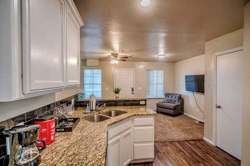 Top Floor - Spacious 1 Bed - Reserved Parking