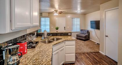 Top Floor - Spacious 1 Bed - Reserved Parking