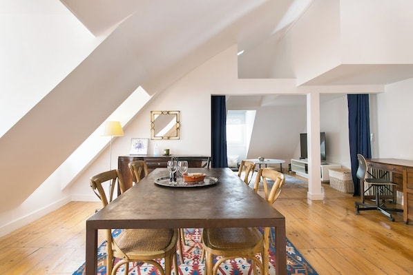 Dining - Bairro Alto perfect daylight DUPLEX!! Great WI-FI! (Lisboa)