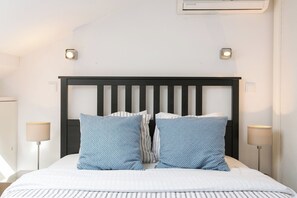 Iron/ironing board, travel cot, free WiFi, bed sheets - Bairro Alto perfect daylight DUPLEX!! Great WI-FI! (Lisboa)