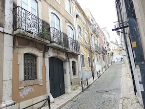 Exterior - Bairro Alto perfect daylight DUPLEX!! Great WI-FI! (Lisboa)