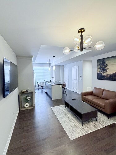 Cozy & Central Apartment in Oakville w/Parking & Full Kitchen. Family-friendly