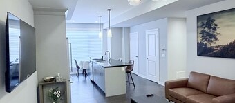 Cozy & Central Apartment in Oakville w/Parking & Full Kitchen. Family-friendly