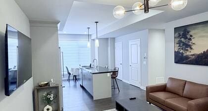 Cozy & Central Apartment in Oakville w/Parking & Full Kitchen. Family-friendly